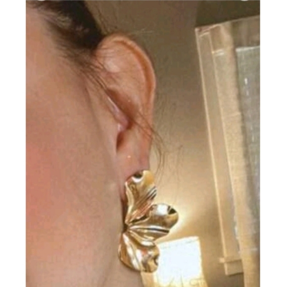 Anthropologie Molten Trendy Minimalist Hammered Asymetrical Flower Gold Earrings - Picture 4 of 5